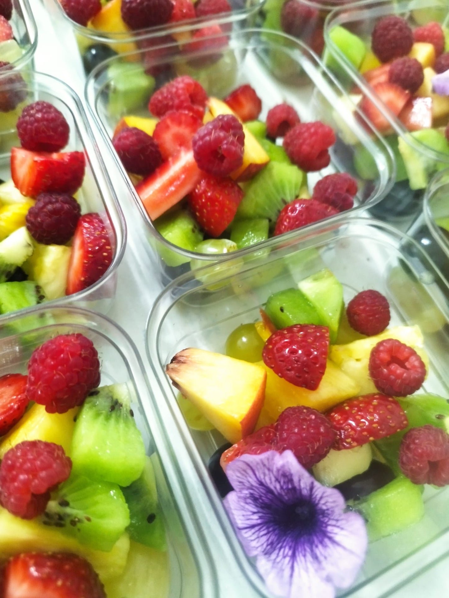 Mix de fructe proaspete în caserole individuale – o alternativă sănătoasă la desert pentru evenimente corporate.
