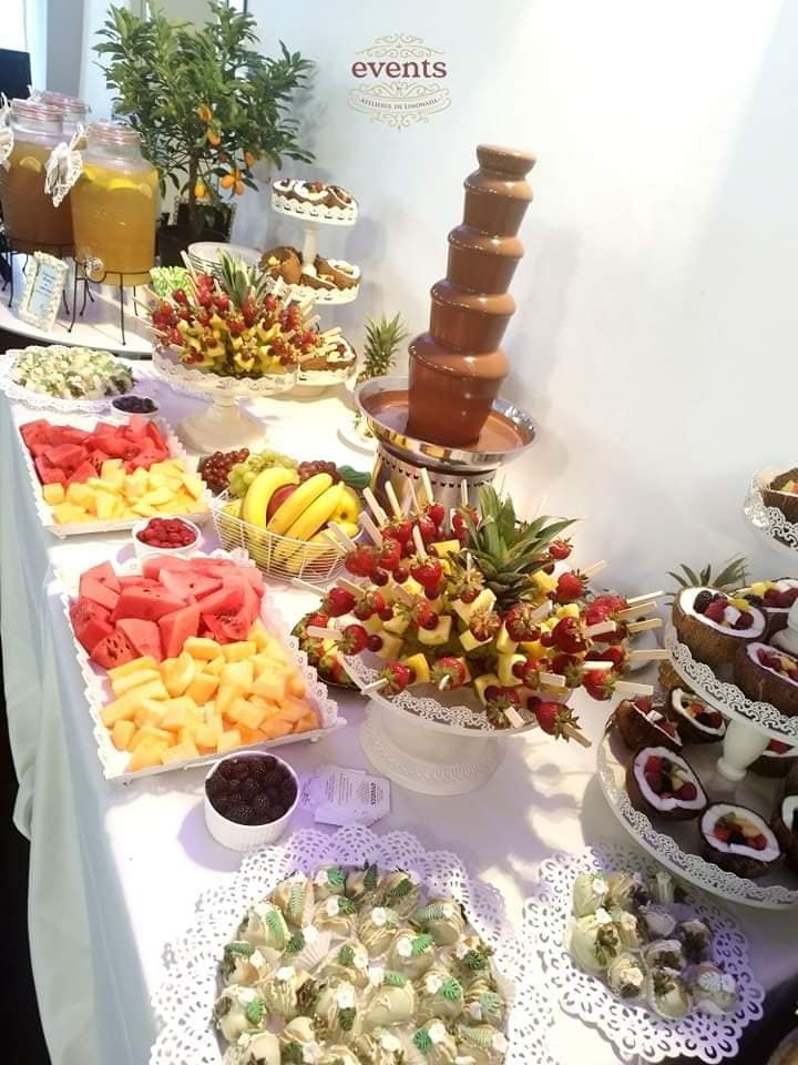 Fruit bar cu fântână de ciocolată și aranjamente din fructe proaspete, ideal pentru evenimente elegante.