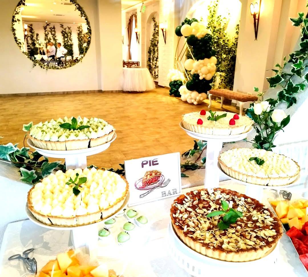 Bar de plăcinte dulci și sărate, prezentare elegantă într-un decor festiv, ideal pentru evenimente speciale – Atelierul de Limonadă.