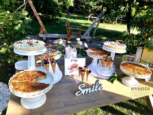 Bufet Pie Bar cu plăcinte dulci și sărate servite elegant la eveniment în aer liber, marca Atelierul de Limonadă.
