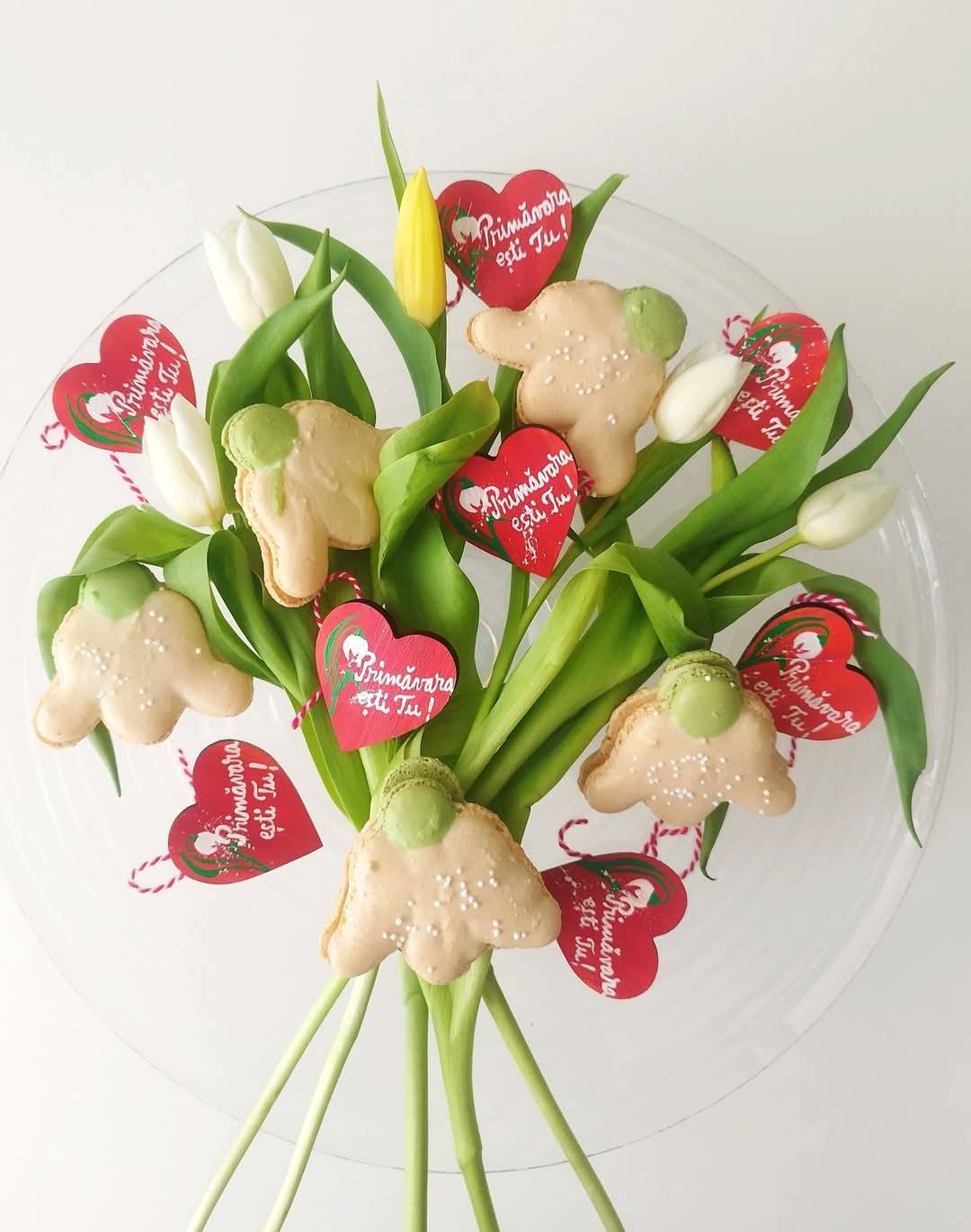 Buchet de primăvară cu lalele și macarons în formă de norișor, un cadou special de Mărțișor cu mesajul "Primăvara ești Tu!".