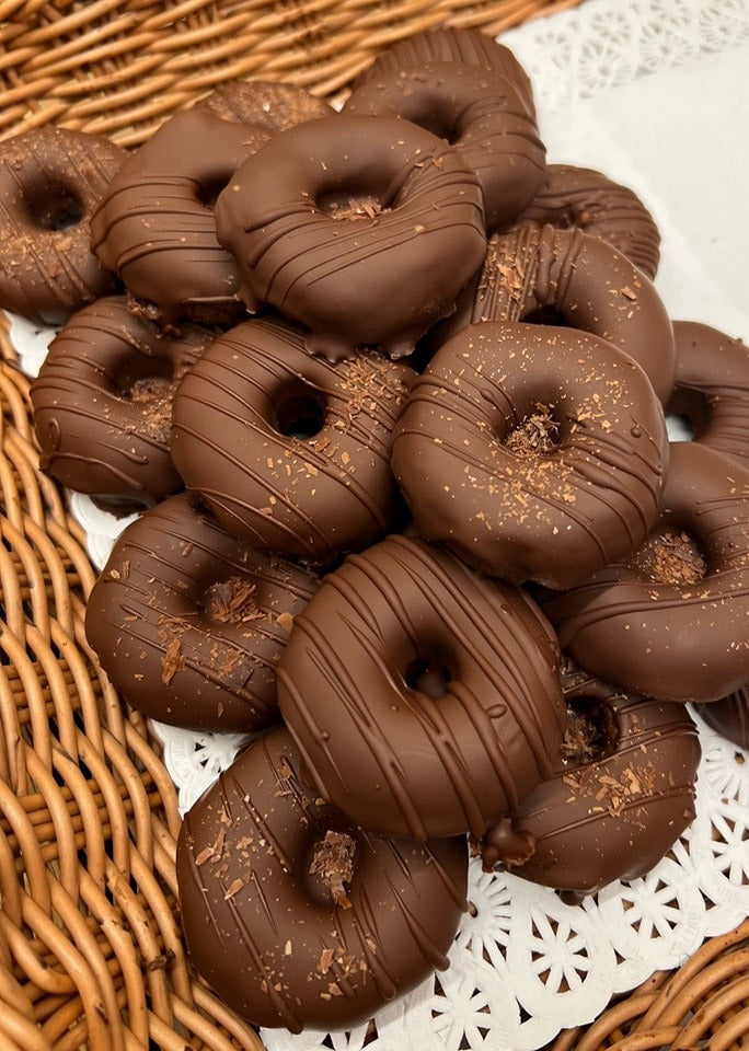 Gogoși vegane acoperite cu ciocolată, fără zahăr, servite pe platou rustic – desert artizanal sănătos.