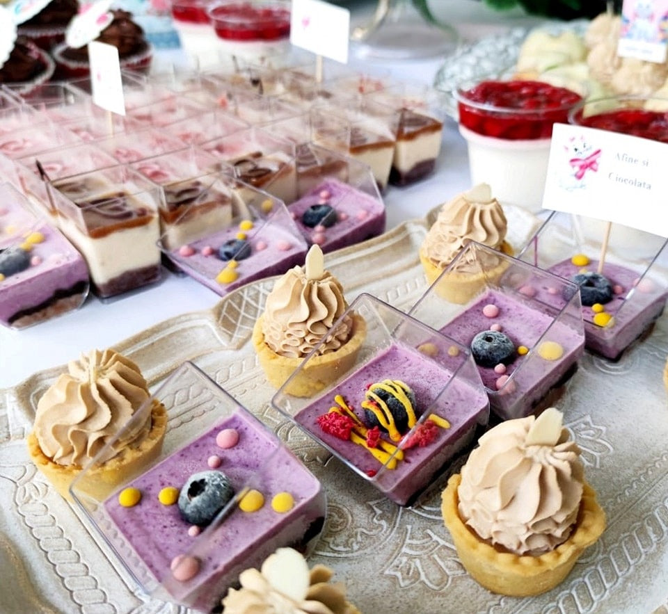 Mini deserturi vegane servite elegant – mousse cu afine și ciocolată albă, tartă cu cremă și migdale, fără zahăr, gluten sau lactate.