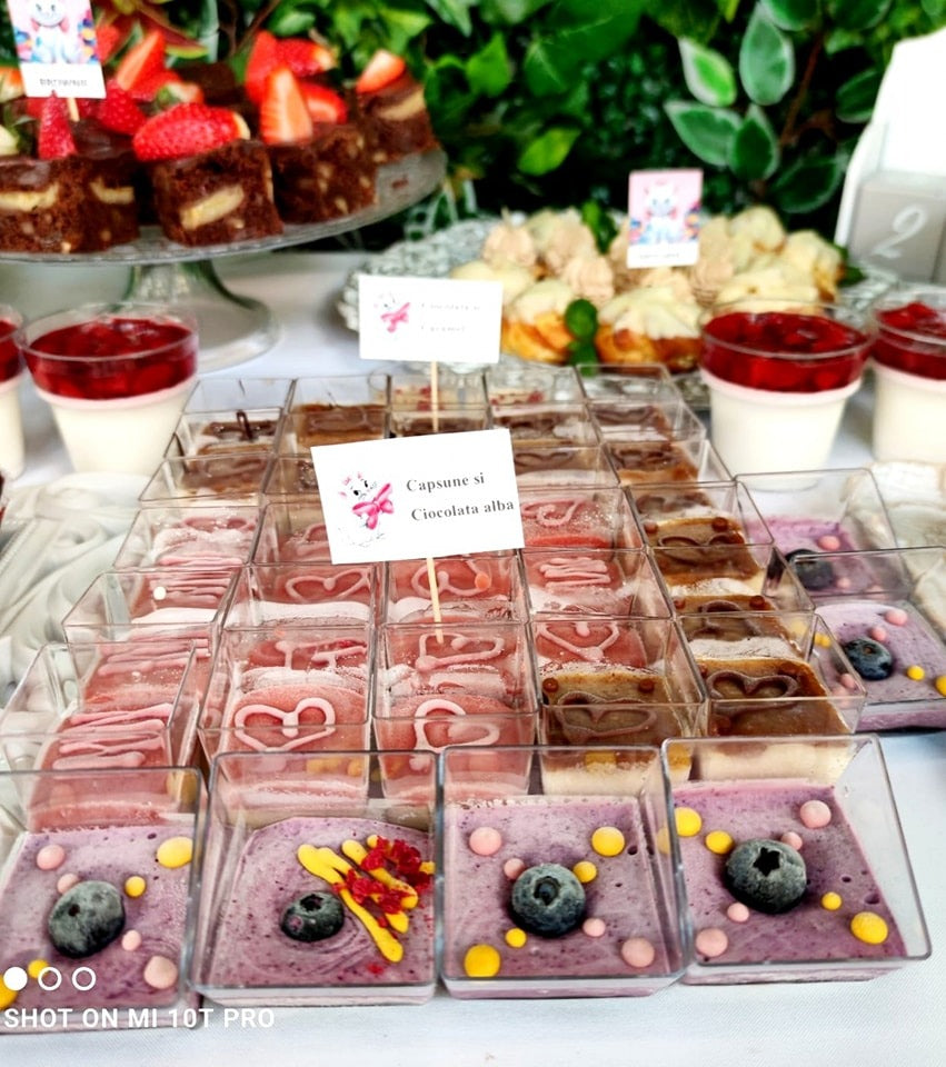 Mousse raw vegan cu căpșuni, ciocolată albă și cremă de afine, servite în cupe individuale, fără zahăr, gluten sau lactate.
