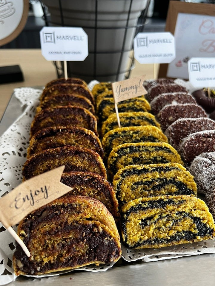 Ruladă raw vegană cu cremă de cacao și ruladă cu mac, fără zahăr, gluten sau lactate, perfecte pentru candy baruri vegane.