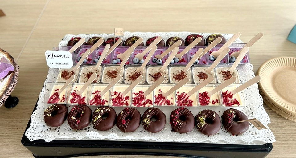 Deserturi vegane fără zahăr, gluten sau lactate: mini torturi de cocos și vanilie, mousse de afine și ciocolată, decor elegant cu fructe și glazură raw.