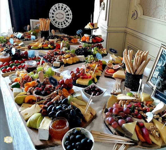 Cheese Bar elegant pentru evenimente, cu platouri de brânzeturi, fructe proaspete, mezeluri fine, nuci, pâinici artizanale și decor personalizat