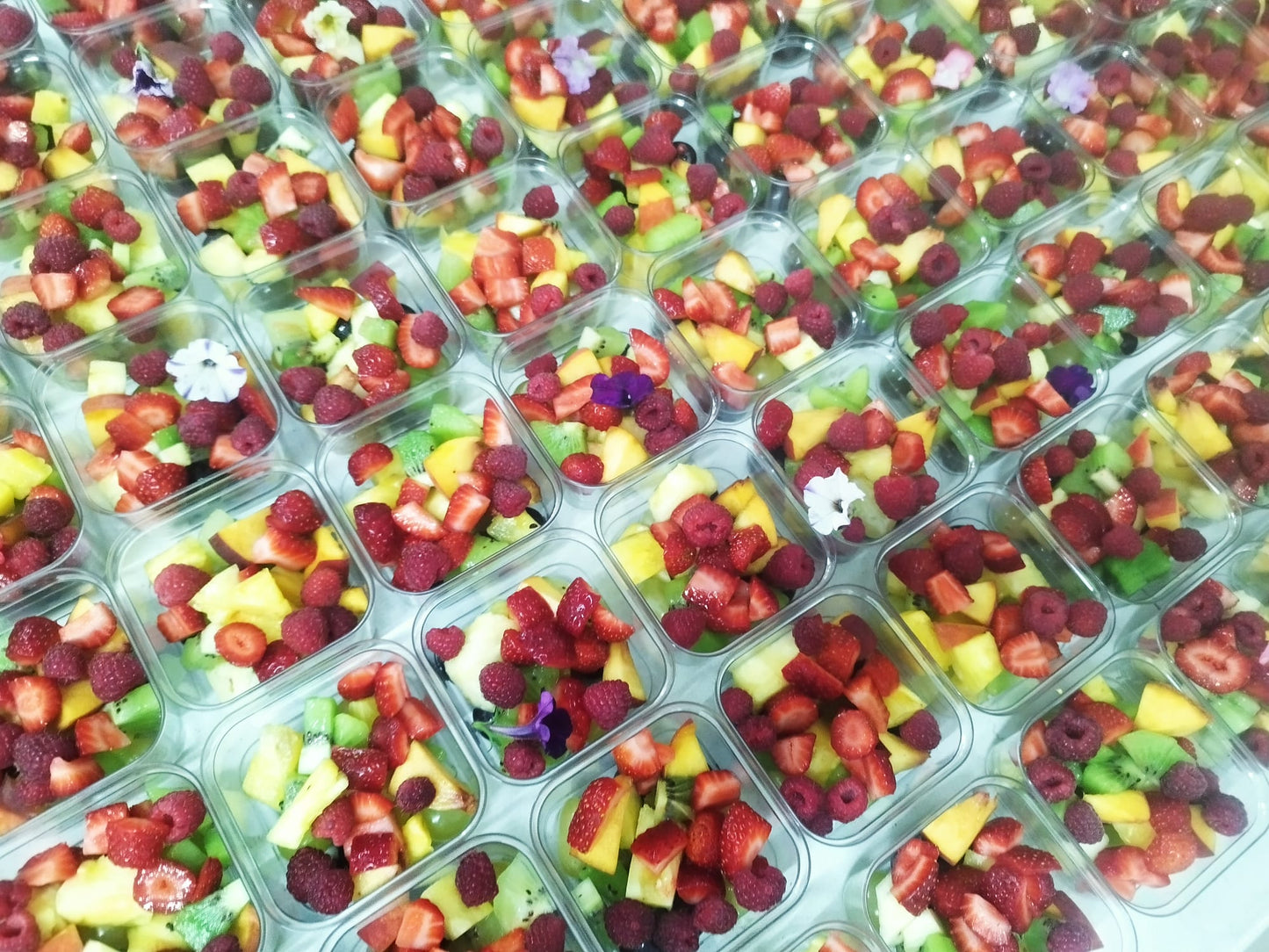 Porții individuale de fructe proaspete, pregătite pentru eveniment corporate.