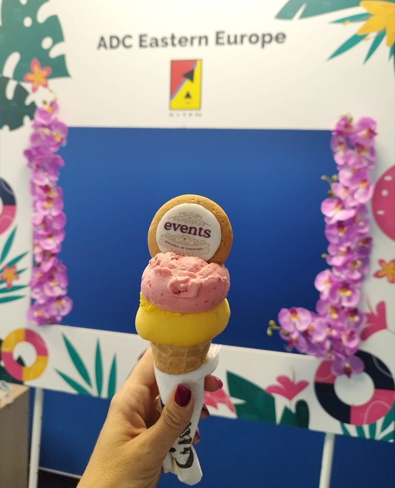 Cornet cu două arome de înghețată servit la un eveniment corporate, parte din serviciul de ice cream bar by Atelierul de Limonadă.