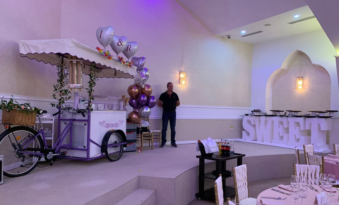 Bar mobil de înghețată decorat cu baloane personalizate, pregătit pentru servirea invitaților la o nuntă elegantă, parte din serviciul ice cream bar by Atelierul de Limonadă.
