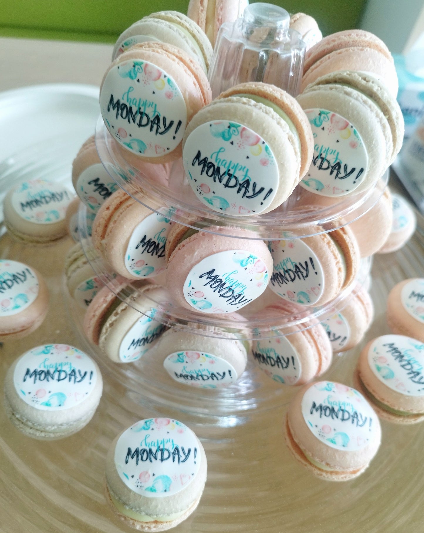 Macarons personalizați cu mesajul "Happy Monday!", o surpriză dulce pentru angajați sau evenimente corporate.