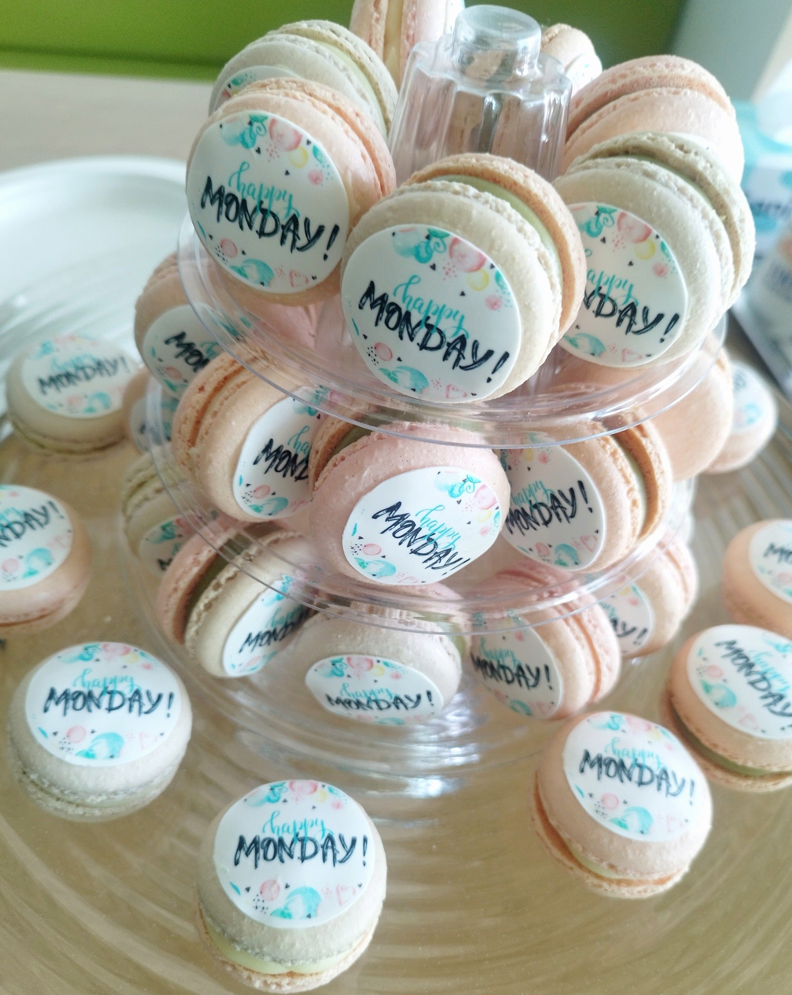 Macarons personalizați cu mesajul "Happy Monday!", o surpriză dulce pentru angajați sau evenimente corporate.