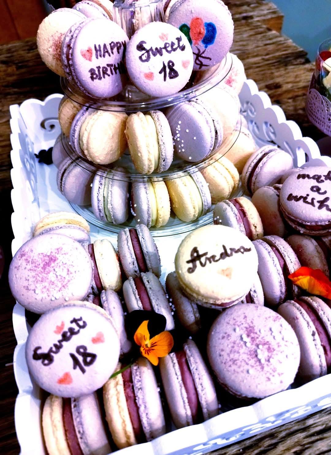 Macarons personalizați cu mesaje scrise de mână ("Sweet 18", "Happy Birthday") pentru petrecere de majorat.