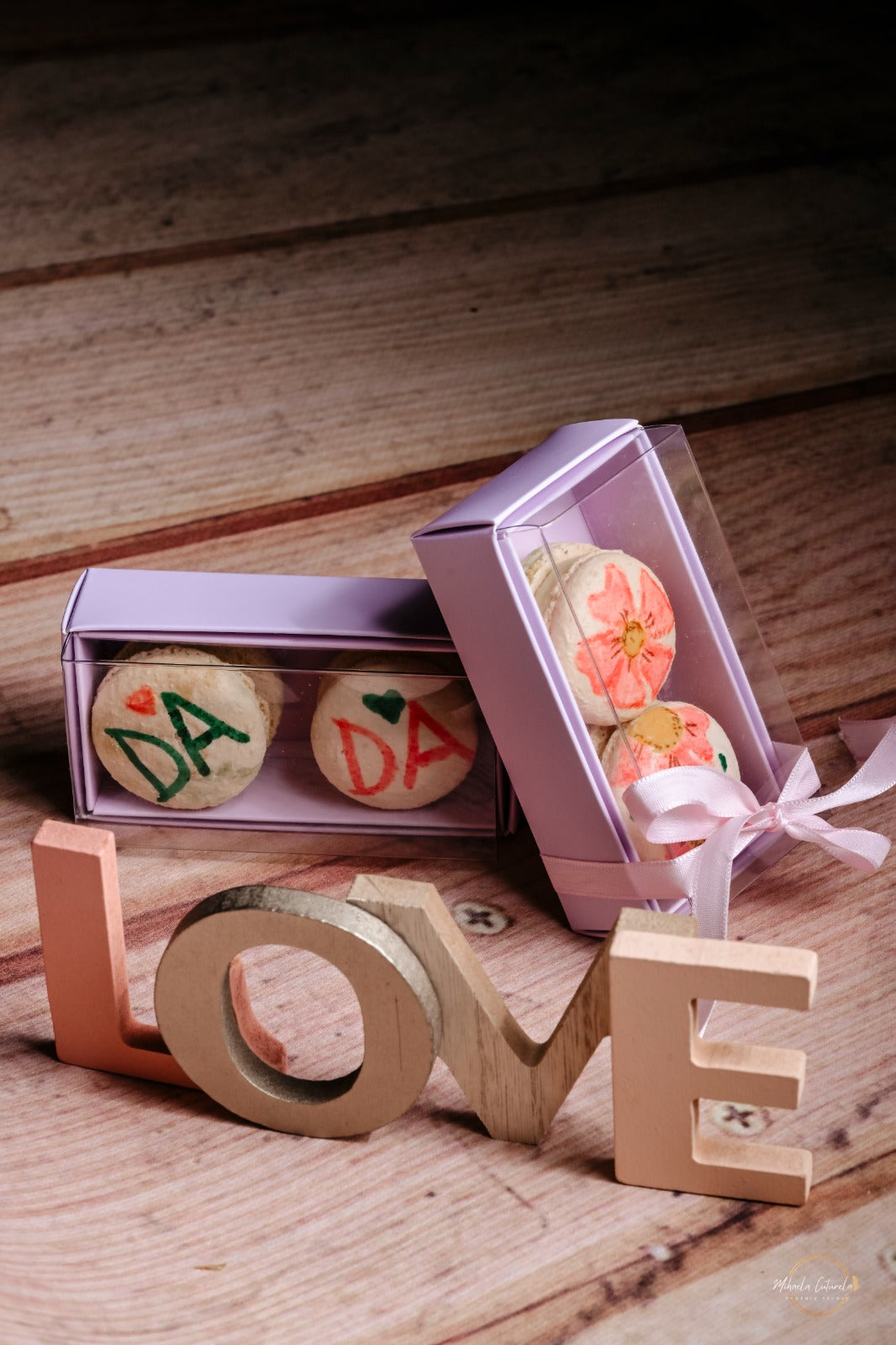 Cutii elegante cu macarons personalizați, cu "DA" sau flori, folosite ca mărturii de logodnă sau nuntă.