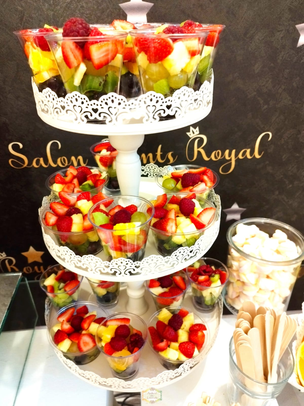 Pahare elegante cu mix de fructe proaspete servite pe suport etajat, ideale pentru fruit bar la evenimente.