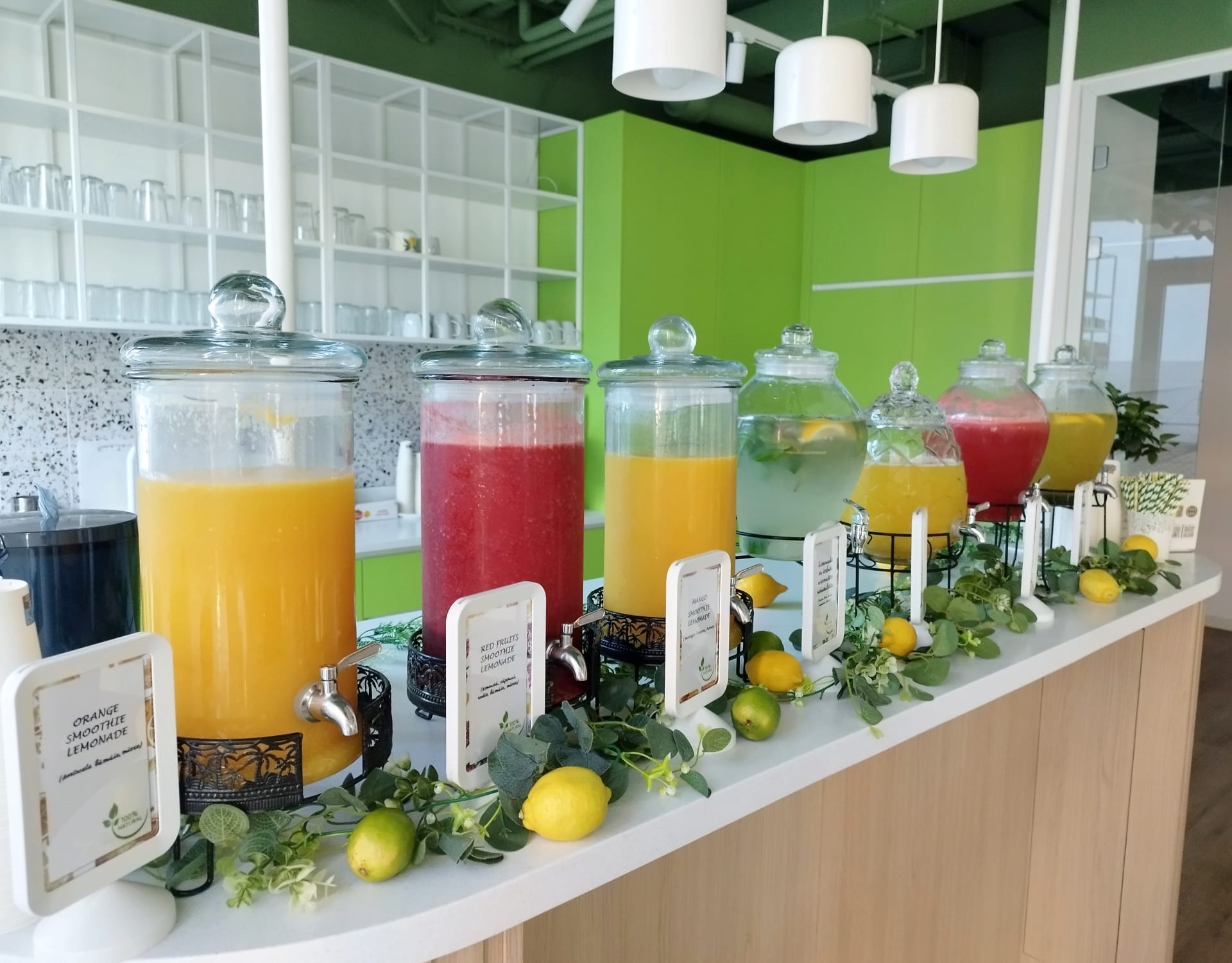 Servicii complete de lemonade bar pentru evenimente în București. Setup modern într-un spațiu de birouri, cu o varietate de șapte sortimente de limonadă și smoothie proaspăt. | Atelierul de Limonadă