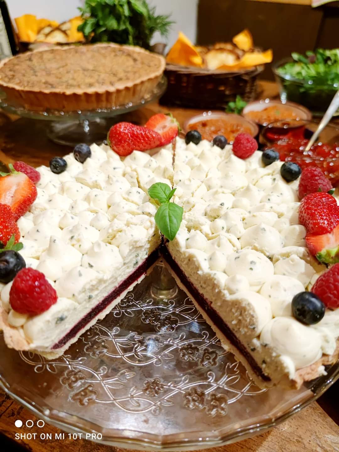 Tartă cu cremă de mentă și strat de fructe de pădure, decorată cu fructe proaspete, parte din conceptul Pie Bar marca Atelierul de Limonadă.