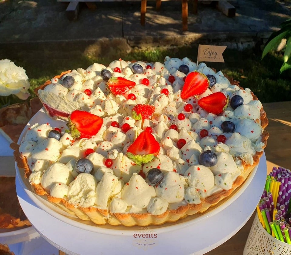 Tartă cu fructe de pădure, servită la Pie Bar-ul de la Atelierul de Limonadă – un desert spectaculos pentru evenimente elegante în aer liber.