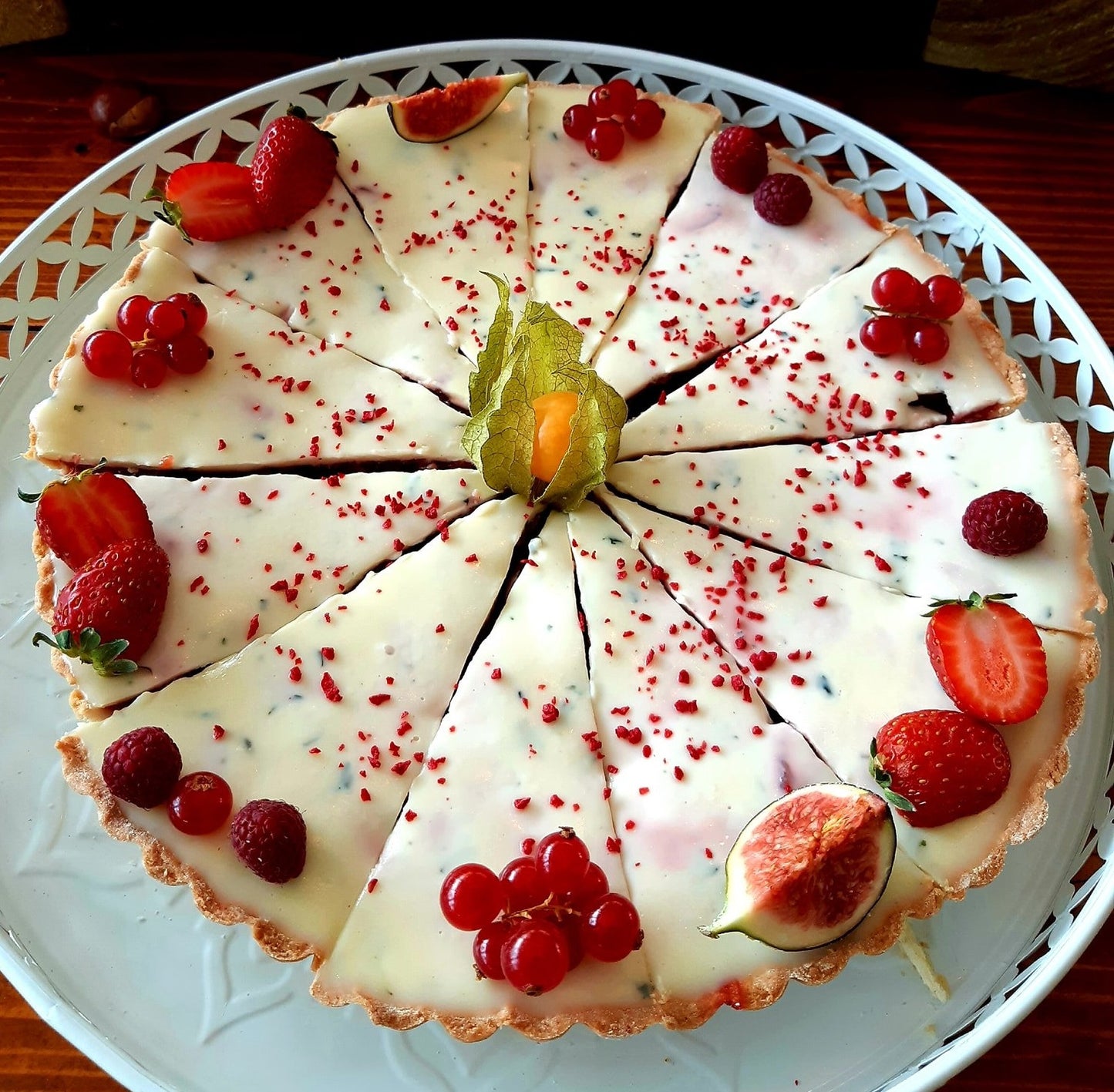 Tartă cu blat fraged și topping de fructe proaspete și cremă albă, servită elegant în cadrul Pie Bar-ului de la Atelierul de Limonadă.