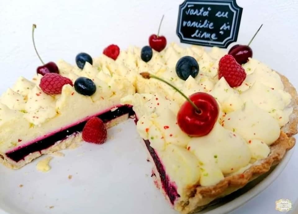 Tartă cu vanilie, lime și fructe proaspete, servită la Pie Bar-ul Atelierului de Limonadă – un desert rafinat pentru evenimente elegante.