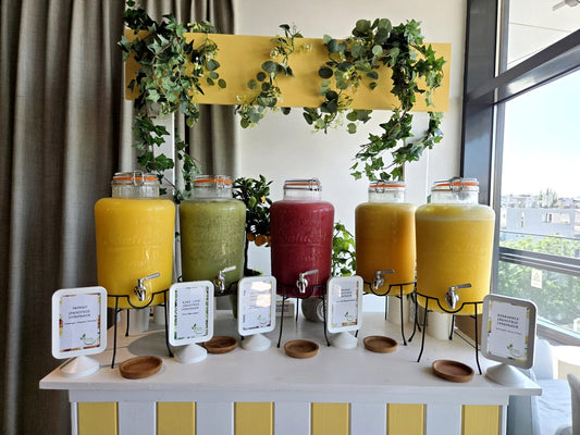 Bar mobil cu smoothie pentru petreceri. Stand elegant cu băuturi naturale din fructe proaspete, gata de servire. | Atelierul de Limonadă