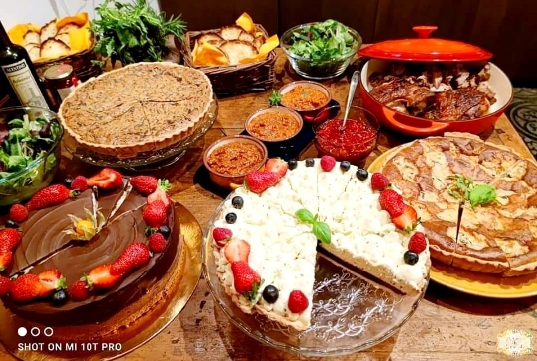 Plăcinte dulci și sărate, servite alături de preparate tradiționale la Pie Bar-ul semnat Atelierul de Limonadă – o experiență completă pentru orice eveniment festiv.