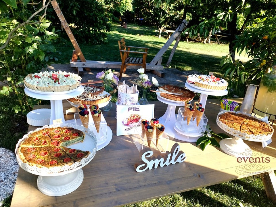 Bufet Pie Bar cu plăcinte dulci și sărate servite elegant la eveniment în aer liber, marca Atelierul de Limonadă.