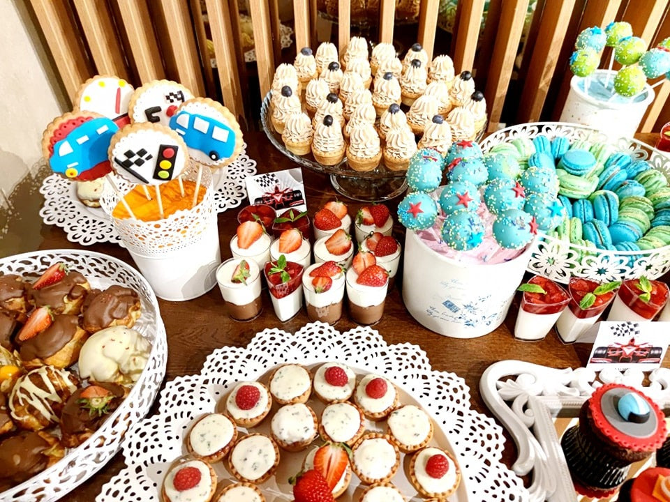 Candy bar cu tematică auto pentru băieței, cu macarons albastre, cake pops, prăjituri cu mașinuțe și deserturi cu căpșuni – Atelierul de Limonadă.
