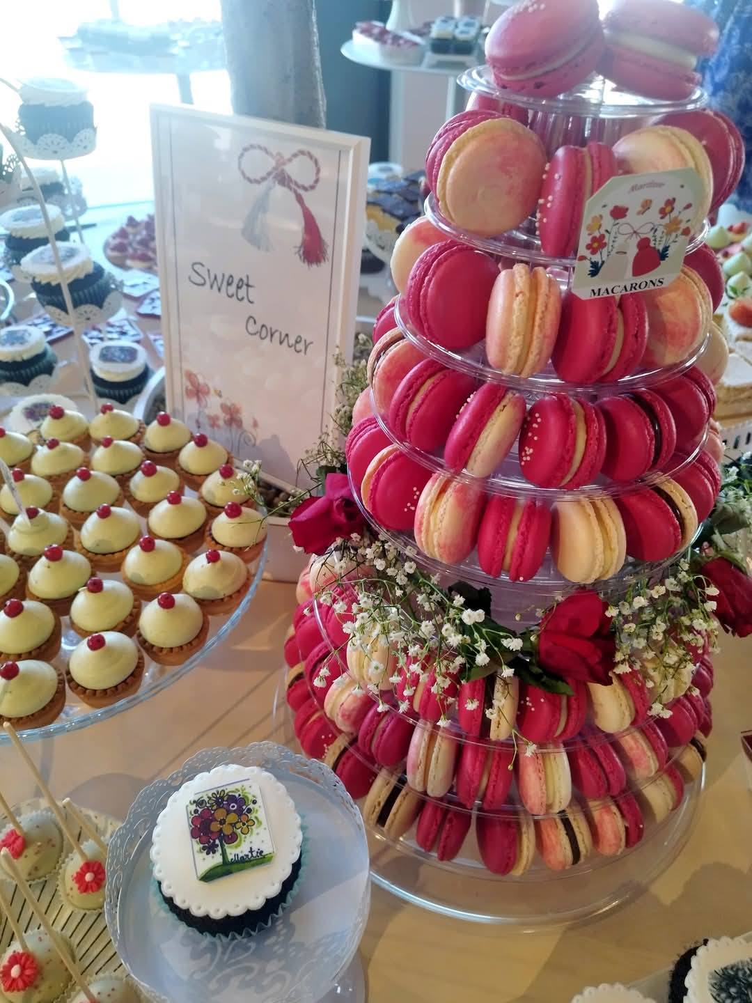 Candy bar de Mărțișor pentru evenimente corporate, cu turn de macarons, minitarte și prăjituri personalizate.