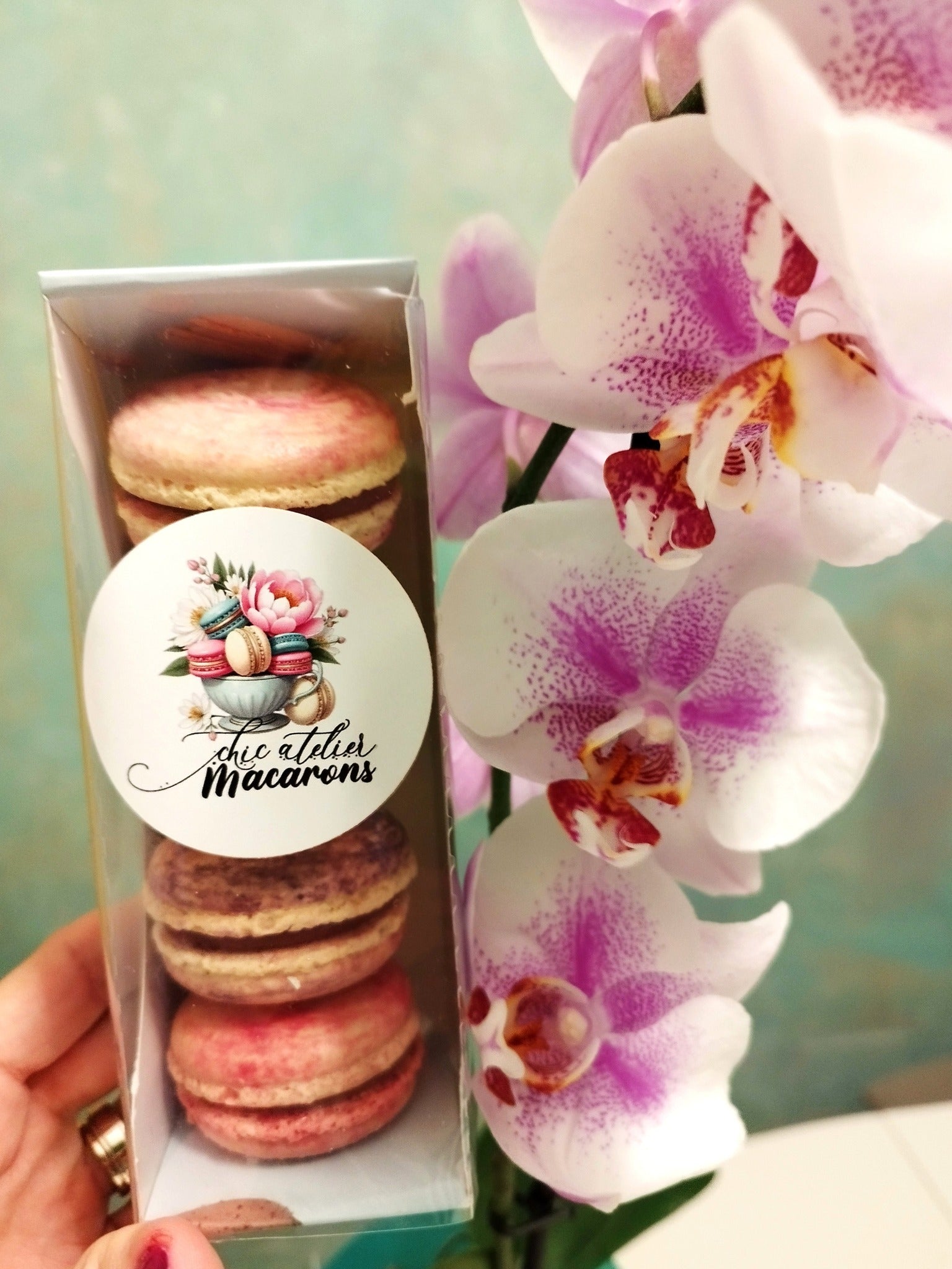 Cutie elegantă cu trei macarons artizanali, ambalaj ideal pentru mărturii de nuntă sau botez.