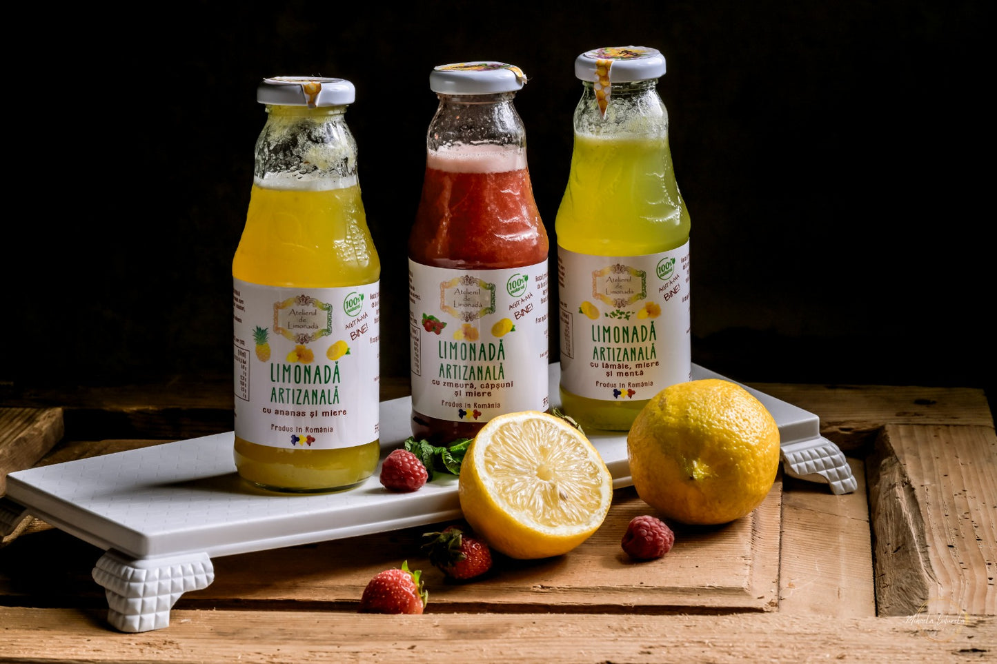 Gama de limonadă artizanală la sticlă (ananas, zmeură, lămâie) de la Atelierul de Limonadă, produsă în România.