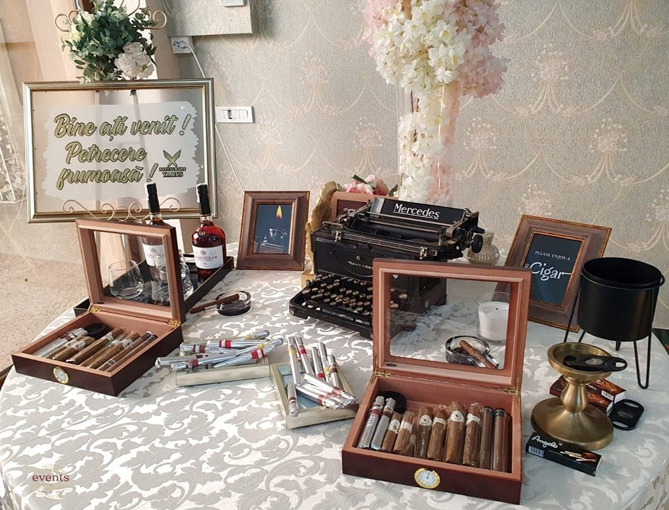 Colț elegant Gentleman’s Corner cu trabucuri, țigarete de foi, cognac și decor vintage, pregătit pentru un eveniment sofisticat organizat de Atelierul de Limonadă
