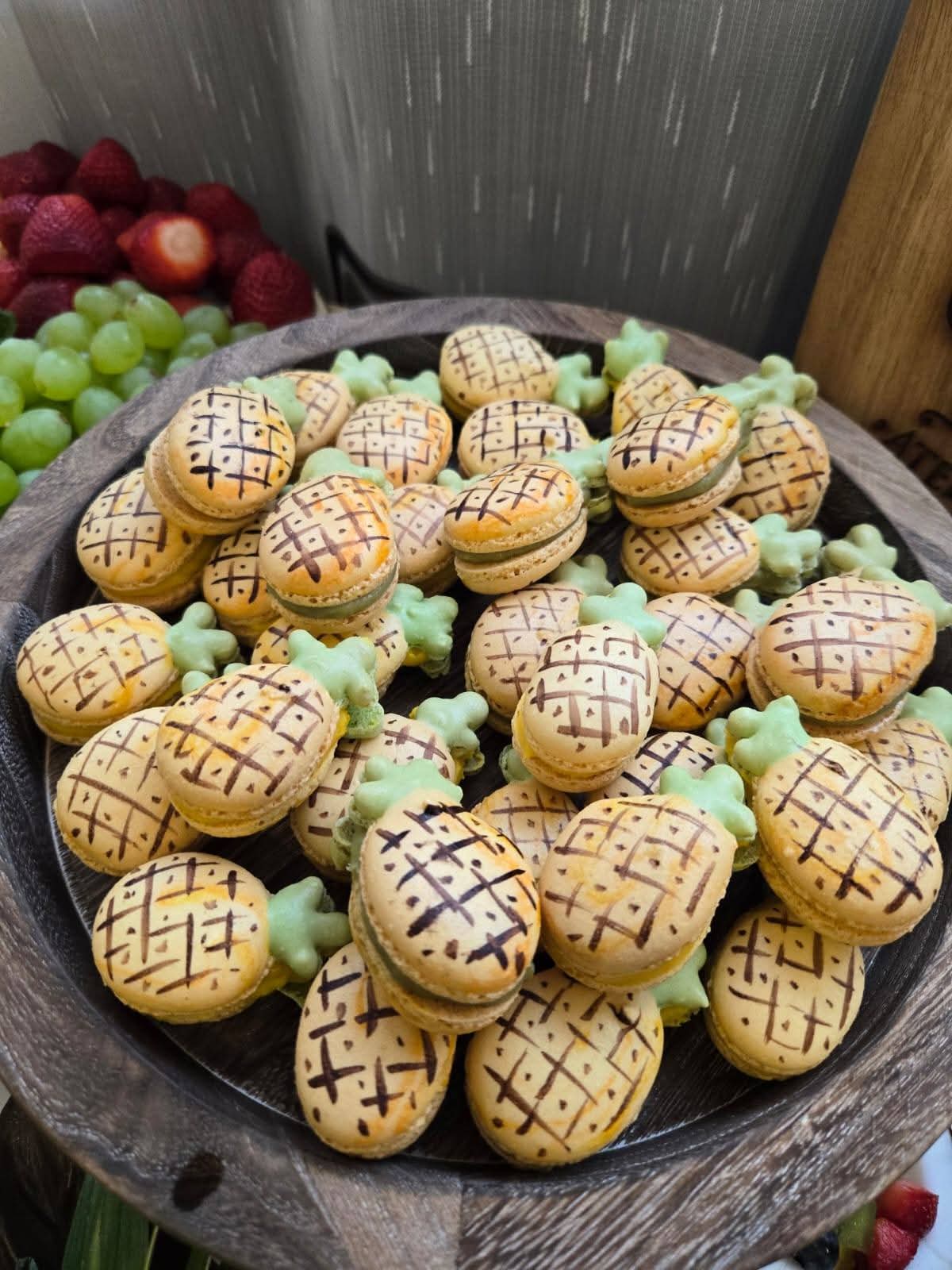 Macarons artizanali decorați ca ananași, ideali ca mărturii dulci pentru evenimente sau nuntă.
