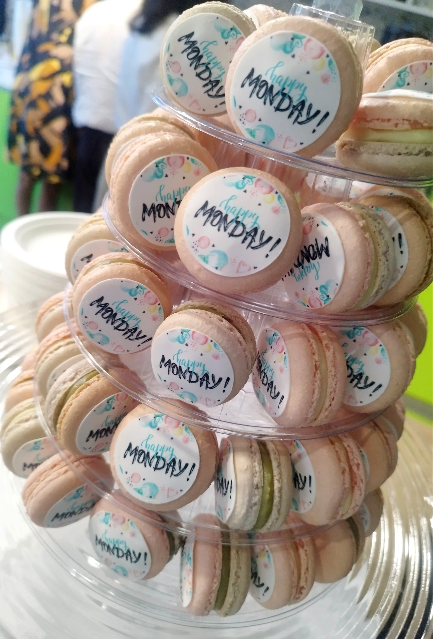 Turn cu macarons personalizați, serviți la un eveniment corporate pentru a celebra începutul săptămânii.