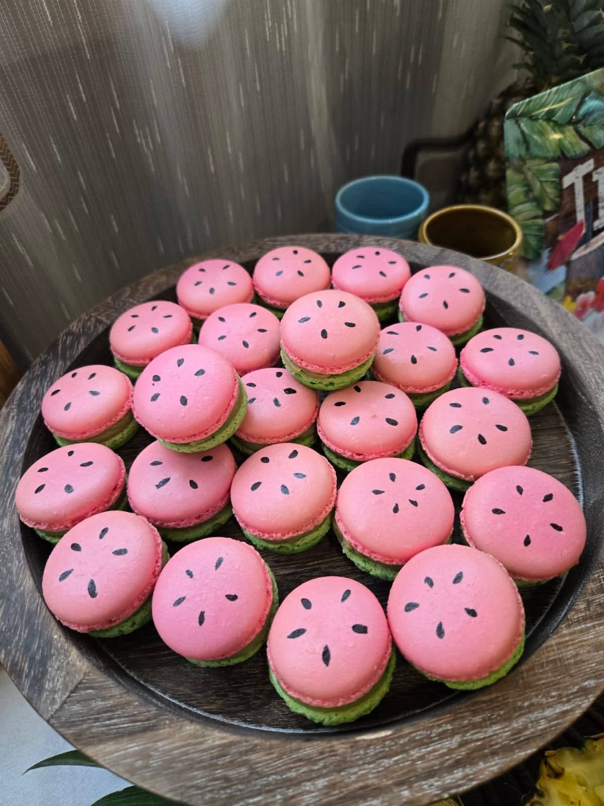 Platou de lemn cu macarons artizanali desenați manual ca felii de pepene, ideali pentru un candy bar evenimente corporate, nunti sau botezuri.