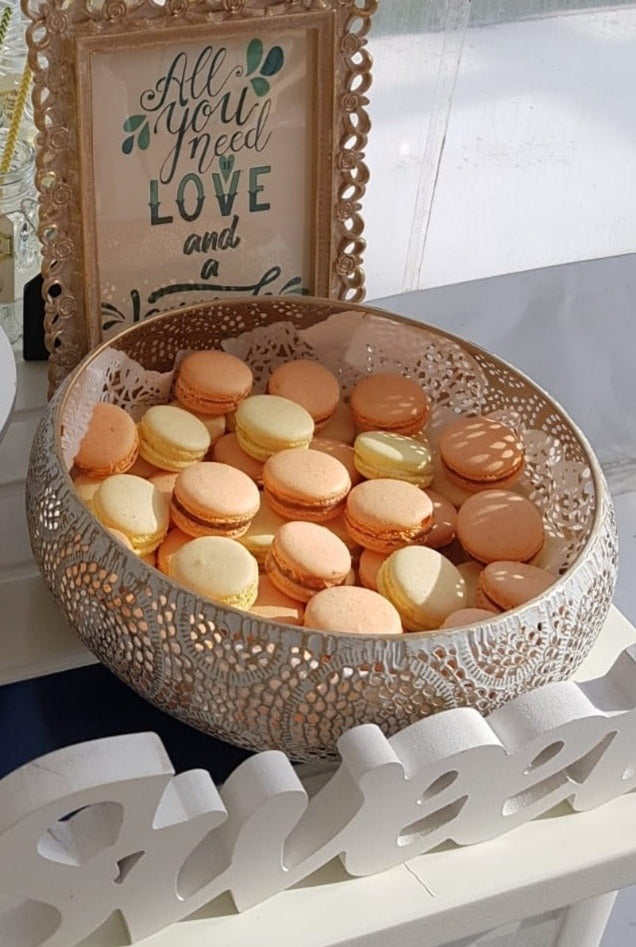 Macarons în nuanțe pastelate, expuse elegant într-un bol decorativ la candy bar-ul de la Atelierul de Limonadă.