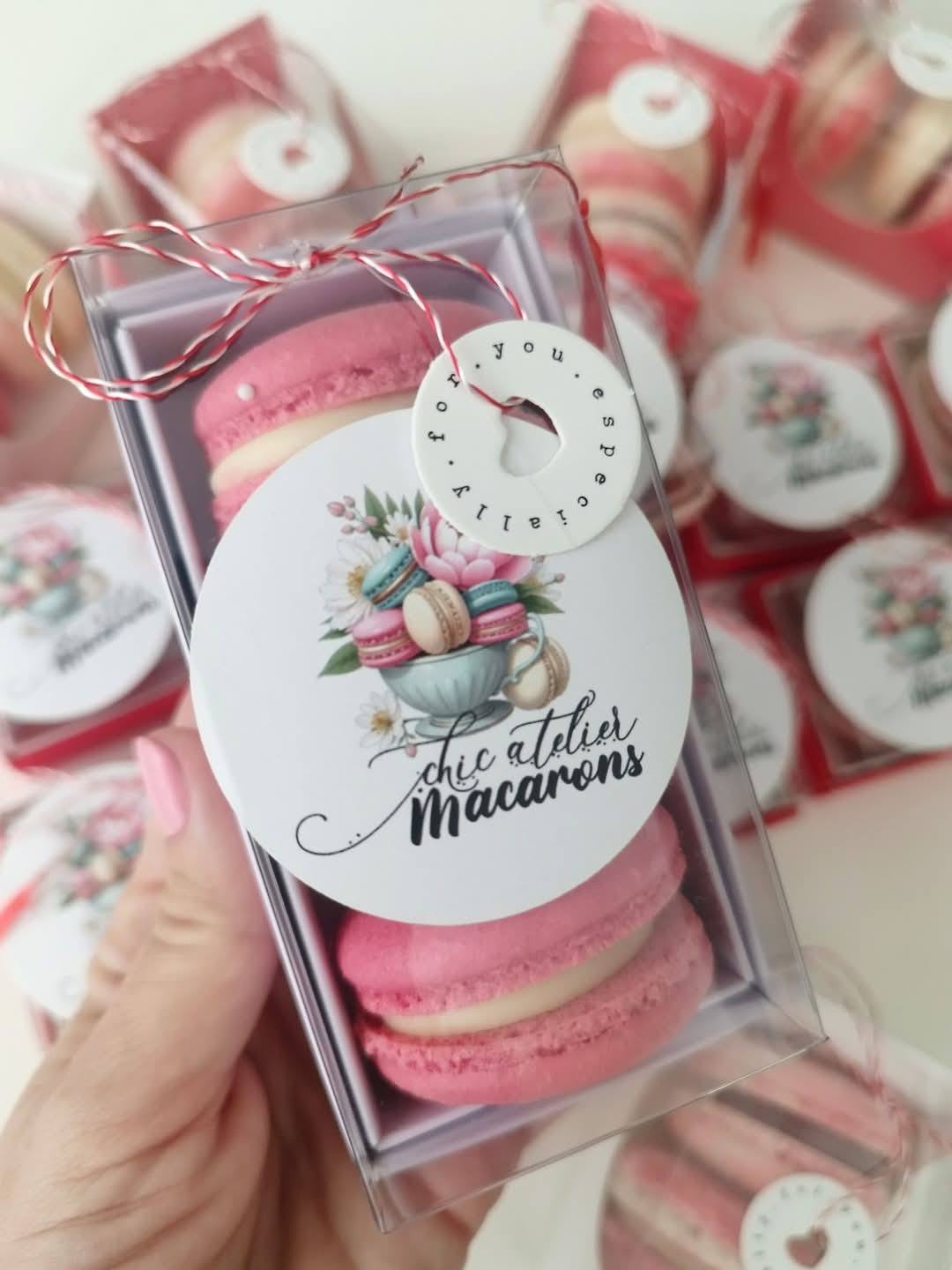 Cutie cu macarons artizanali roz, ambalaj elegant pentru mărturii de nuntă, botez sau cadouri corporate.