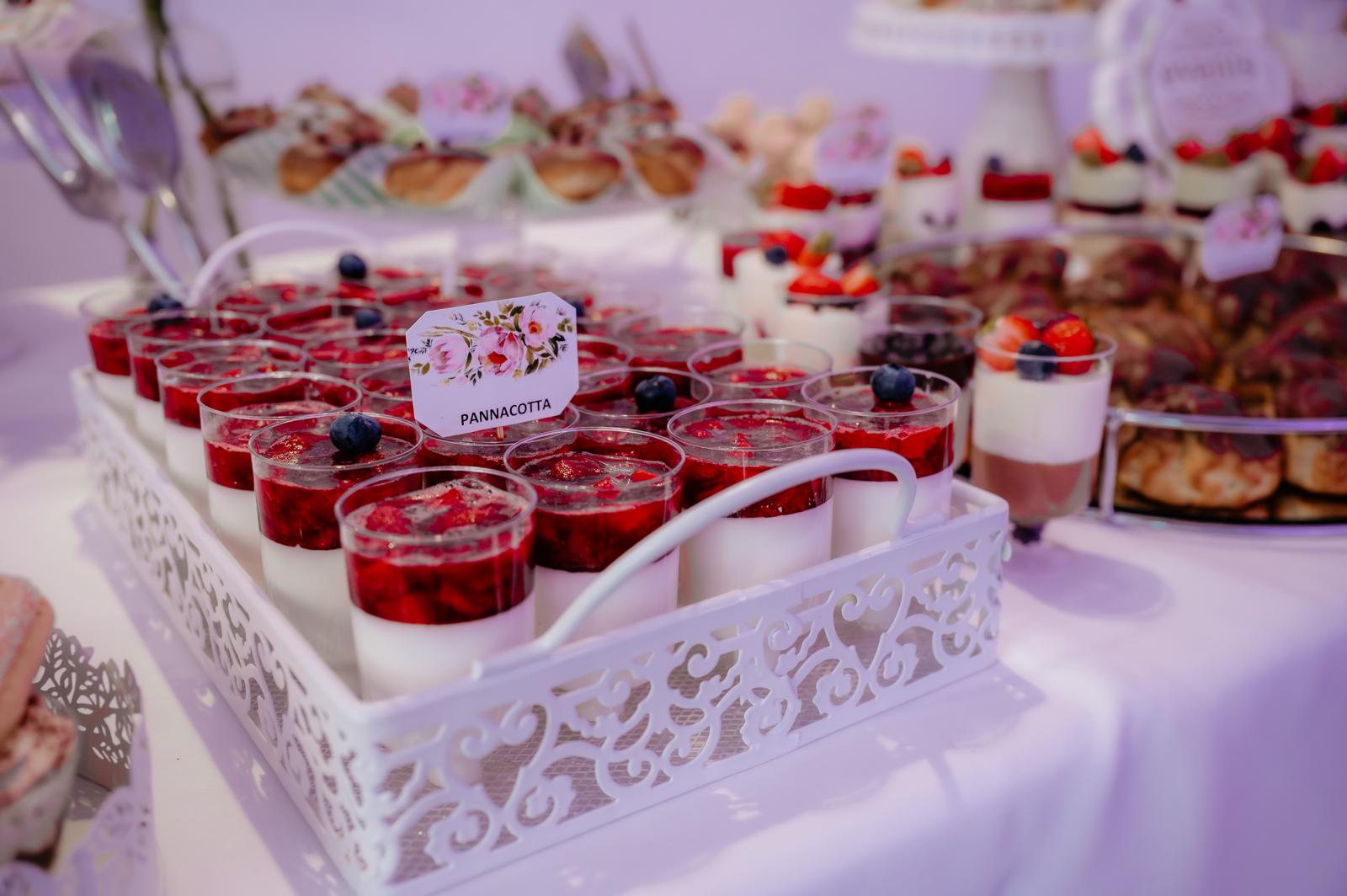 Panna cotta cu fructe de pădure, servită elegant în pahare individuale, parte dintr-un candy bar festiv realizat de Atelierul de Limonadă.