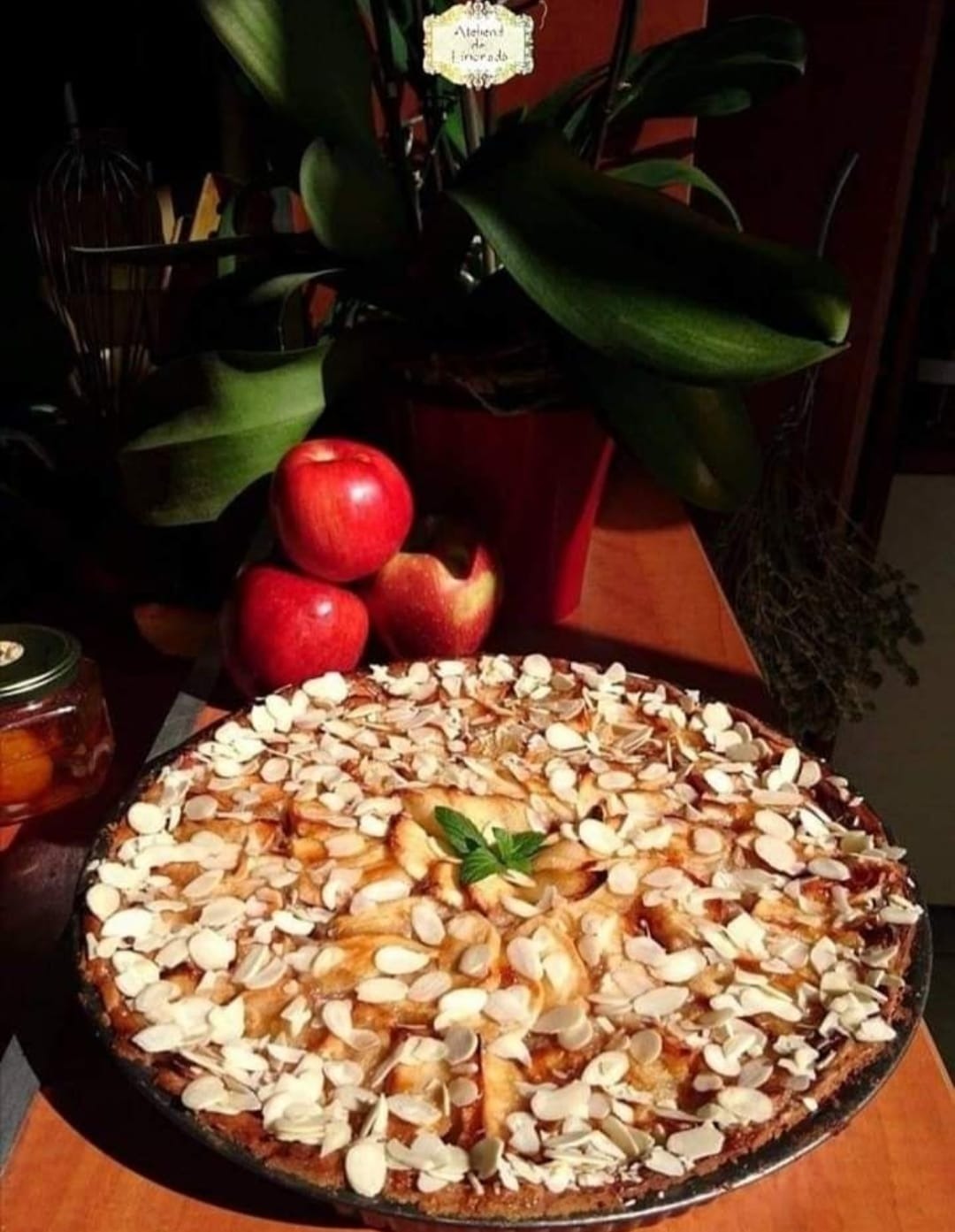 Plăcintă cu mere caramelizate și fulgi de migdale servită în stil rustic la Pie Bar-ul Atelierului de Limonadă, alături de ingrediente naturale.