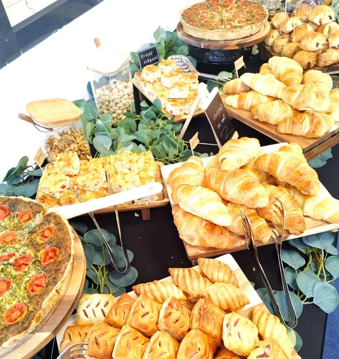 Platouri de catering pentru evenimente corporate, cu o selecție de aperitive sărate, quiche-uri cu roșii, focaccia și patiserie proaspătă.
