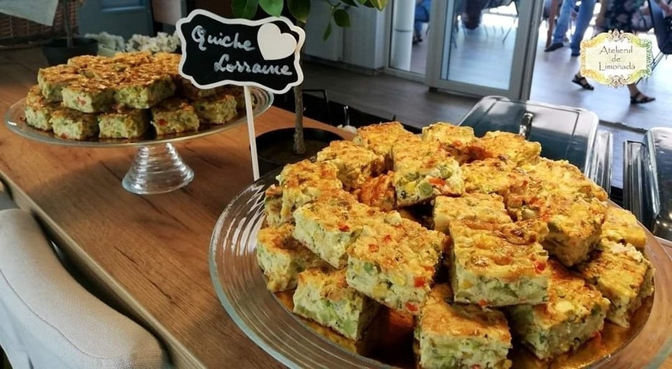 Porții de quiche Lorraine servite la Pie Bar-ul Atelierului de Limonadă – o opțiune sărată, gustoasă și versatilă pentru bufetul de eveniment.