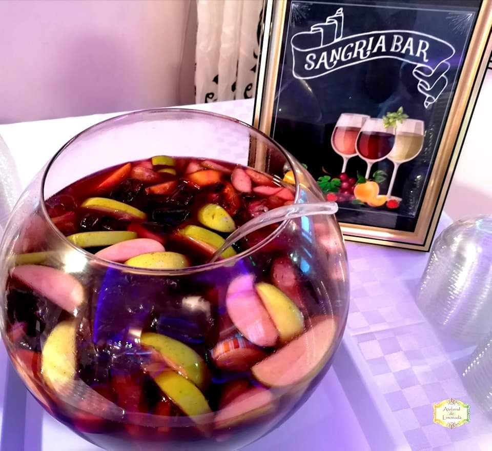 Bol cu sangria roșie și felii de fructe proaspete, parte dintr-un decor festiv Sangria Bar by Atelierul de Limonadă.