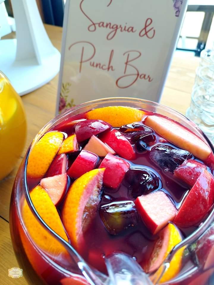 Bol de sangria roșie cu bucăți generoase de portocală, măr și cireșe, servit în cadrul unui eveniment marca Atelierul de Limonadă.