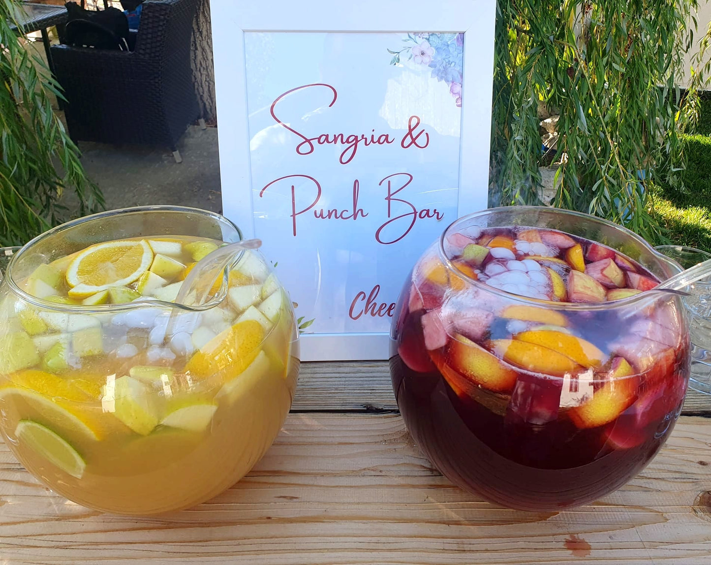 Două boluri elegante cu sangria și punch, pline de fructe proaspete și gheață, pregătite pentru servire la un eveniment organizat de Atelierul de Limonadă.