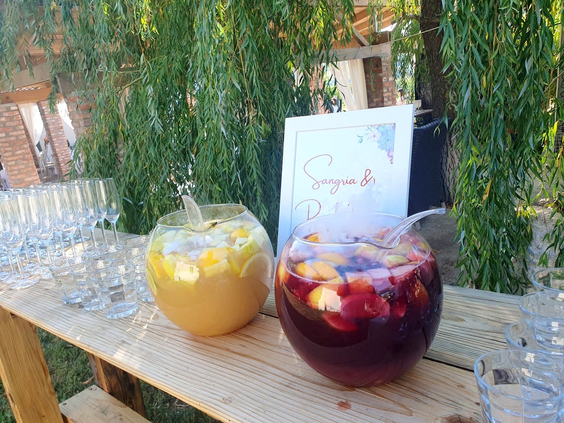 Bar cu sangria și punch servite în boluri elegante din sticlă, pregătite pentru un eveniment în aer liber organizat de Atelierul de Limonadă.