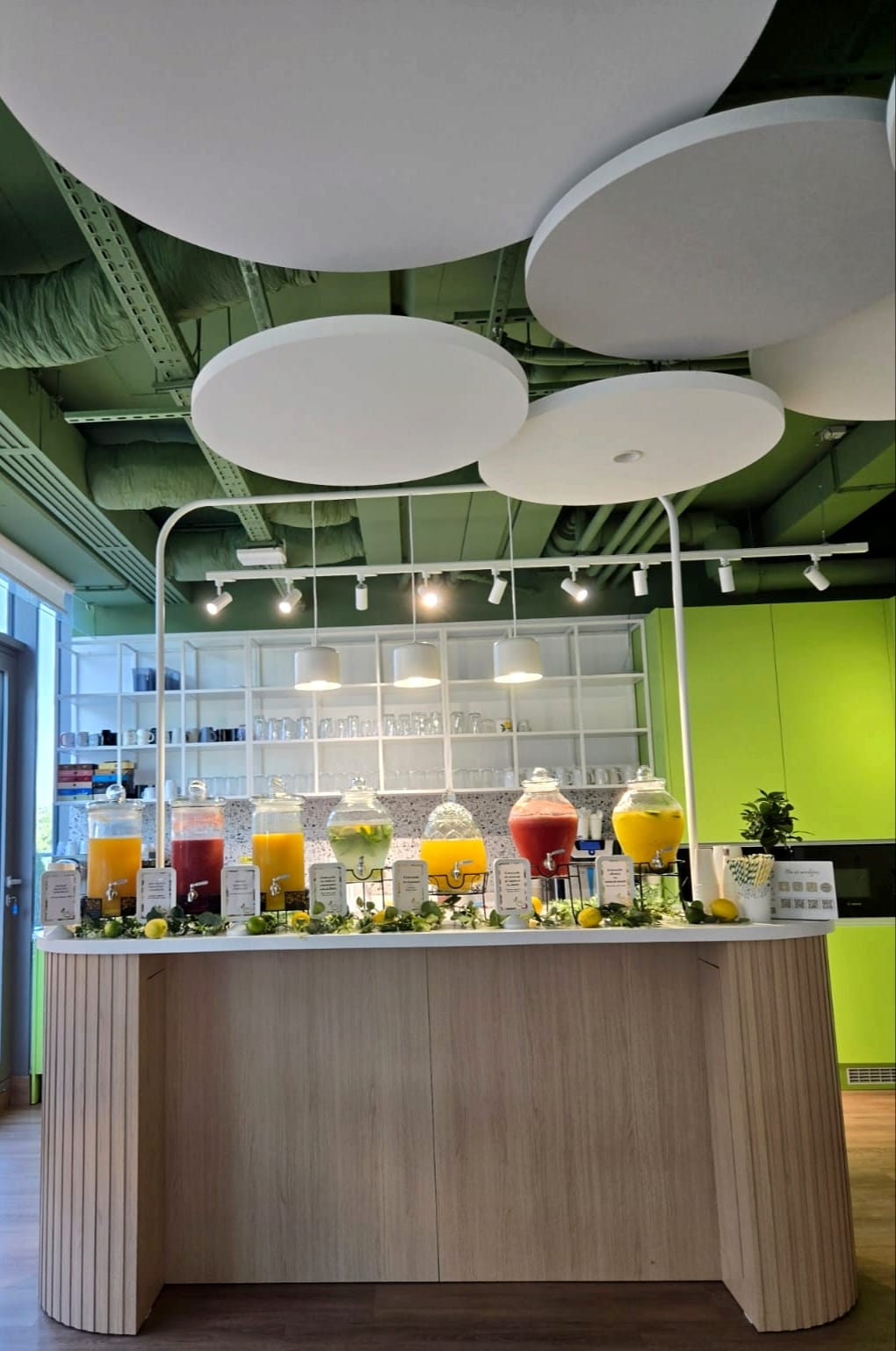 Servicii complete de smoothie bar pentru evenimente în București. Setup modern într-un spațiu de birouri, cu o varietate de șapte sortimente de smoothie proaspăt și liomonada. | Atelierul de Limonadă