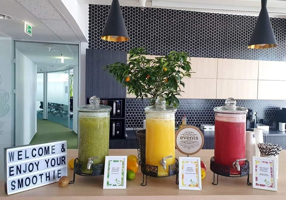Bar cu smoothie-uri naturale amenajat la eveniment – dispensere cu Kiwi Lime, Pineapple și Red Fruits Smoothie Lemonade.