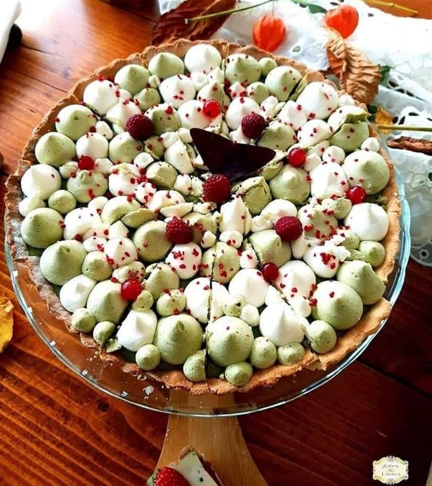 Tartă artizanală decorată cu cremă de matcha, bezea și fructe de pădure, din colecția Pie Bar de la Atelierul de Limonadă.
