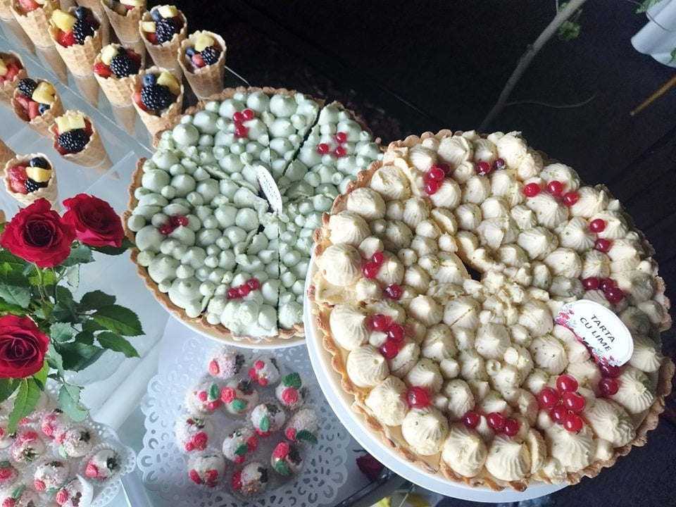 Tarte rafinate cu lime și decor de fructe, servite în cadrul unui pie bar cu cornete proaspete, semnat Atelierul de Limonadă.
