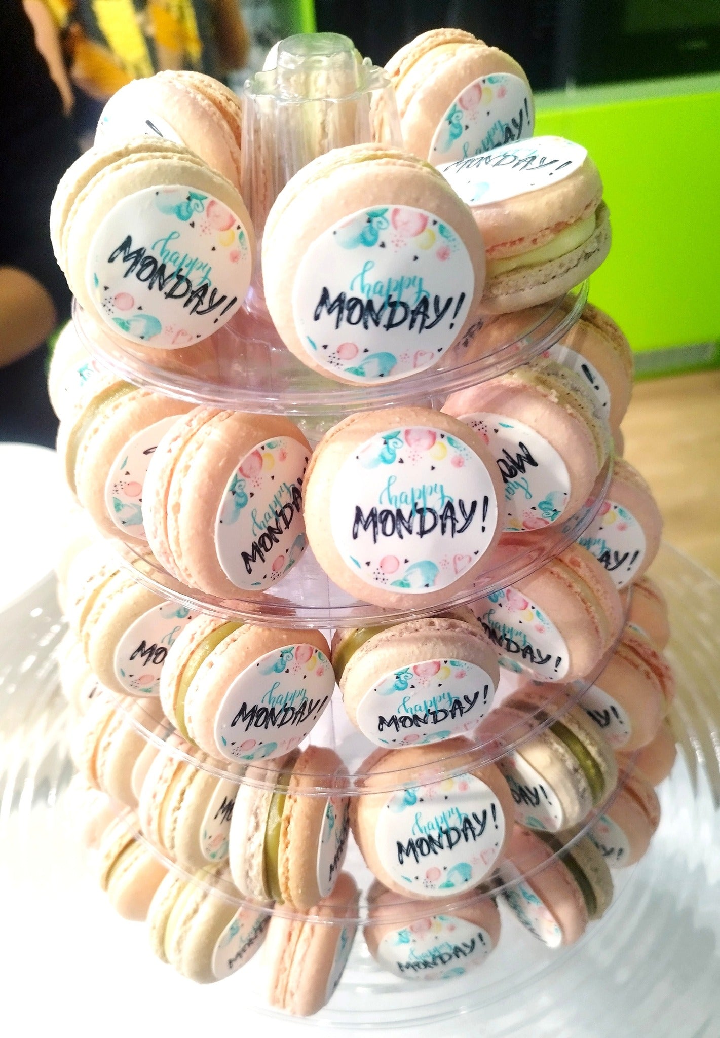Turn de macarons personalizați cu "Happy Monday!", un cadou corporate pentru a motiva angajații la început de săptămână.